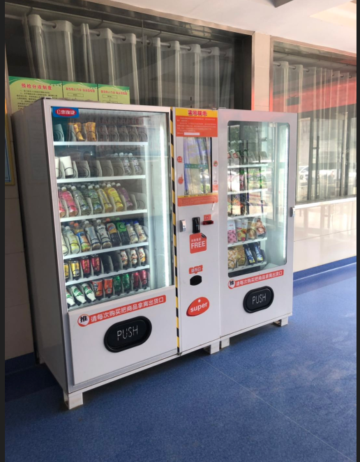 顾客购买的惠逸捷饮料零食自动售货机放置在学校