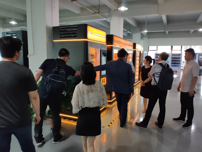 韩国大客户到惠逸捷展厅看机器